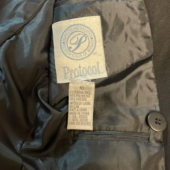 Boys double breasted black blazer, size 11. - Picture 3 of 9